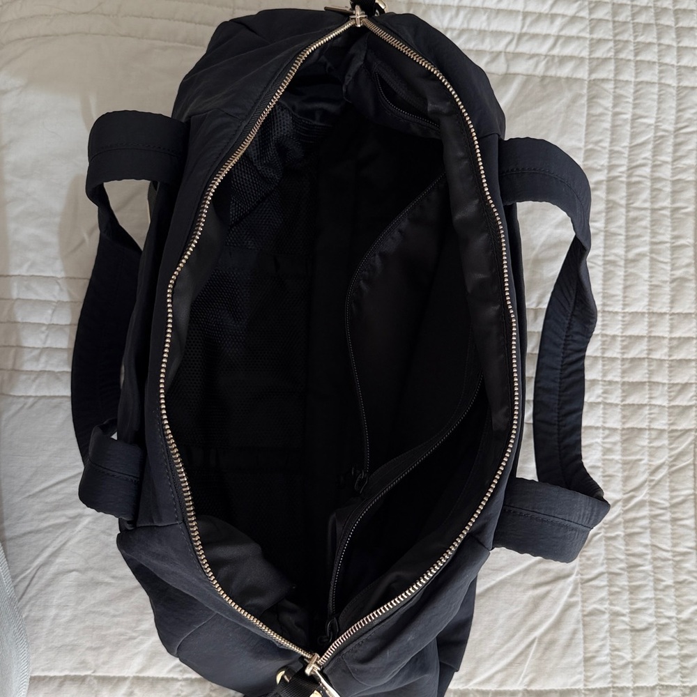 NWOT Lululemon On My Level Barrel Duffel in Black/Gold - Picture 2 of 2